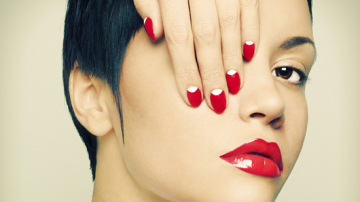 „Manichiura lună” sau French în stil hollywoodian