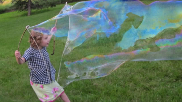 Baloane imense de săpun. Uite cum le poți face