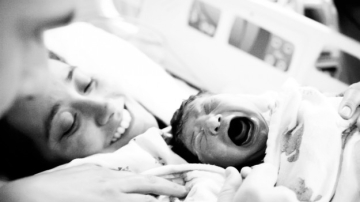 Cum arată mamele și nou-născuții imediat după naștere (foto)