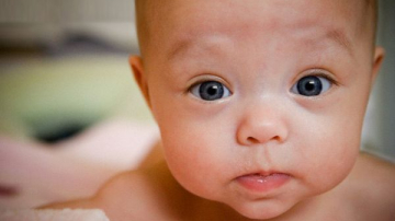 Sughițul la sugari imediat după alăptare, o normă sau un semn de boală?