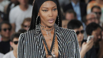 Вот что значит супермодель! 45-летняя Наоми вышла на подиум в белье