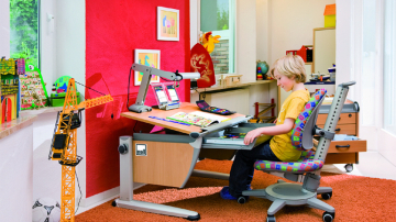 Copilul tău merge în clasa I? Vezi cum să–i alegi masa de scris?