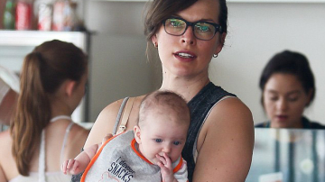 Мила Йовович показалась на людях со своей трехмесячной крохой-дочерью