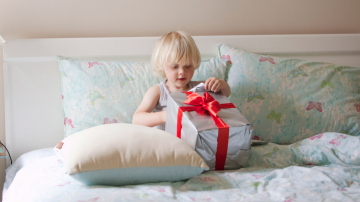 Что дарить на праздники деткам разных возрастов?