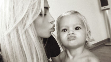 Алена Шишкова учит дочь делать губы «уточкой» для селфи