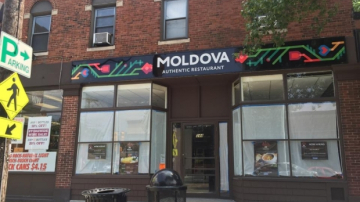 Restaurant moldovenesc, în Boston, cu zeamă, mămăliga, plăcinte, sarmale și cușma lui Guguță