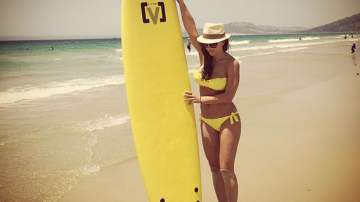 Волнующие изгибы и ярко-желтое бикини: Ани Лорак на пляже в Испании