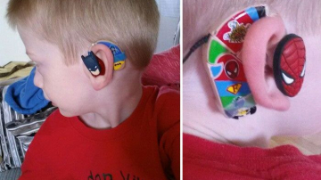 Ее сын стеснялся носить слуховой аппарат. Но это вдохновило ее на отличную идею!