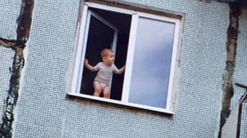 Un micuț, surprins fără supraveghere la etajul cinci al unui bloc din capitală