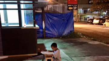 Этот малыш делал уроки прямо на улице при свете витрины! Всего одно фото перевернуло его жизнь