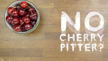 Элементарный способ, как достать косточки из вишен. Совет, который пригодится каждой хозяйке!