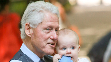 Билл Клинтон прогулялся по парку в Нью-Йорке вместе с 10-месячной внучкой