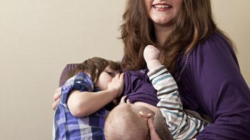 Мама кормит грудью шестилетнего сына за компанию с пятимесячным