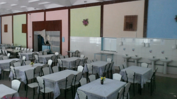 Copiii din taberele de odihnă, alimentați cu citrice și conserve nerecomandate în plină vară