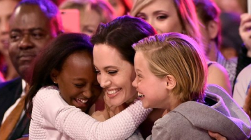 Приемная дочь Анджелины Джоли требует вернуть ее биологической матери