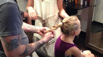 Папы соревновались в умении заплетать косички своим дочерям. Узнайте, за какой приз они боролись…