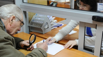 Beneficiarii de pensii își vor putea alege singuri instituția la care să primească banii