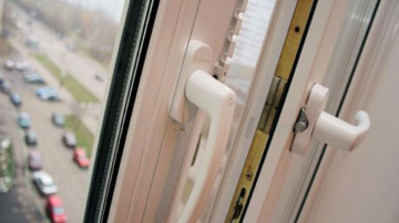 В столице ребенок упал со второго этажа, невнимательным родителям грозит штраф