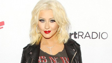 Christina Aguilera s-a pozat topless, in bikini!