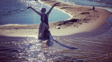 Рената Литвинова показала фигуру в купальнике