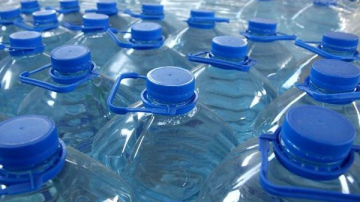 Familiile cu sugari alimentaţi cu lapte praf ar putea fi asigurate cu apă îmbuteliată