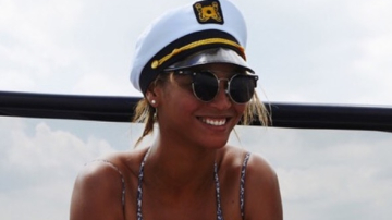 Beyonce, in vacanta cu familia! Vezi cum fetita ei ii copiaza stilul