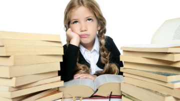 Fapt confirmat de specialişti: Materia din unele manuale școlare din Moldova este complicată