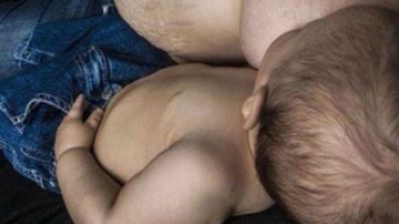 Imaginea neretușată a unei mame care alăptează a devenit virală