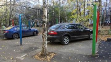 Власти задумали обустроить на месте детской площадки парковку