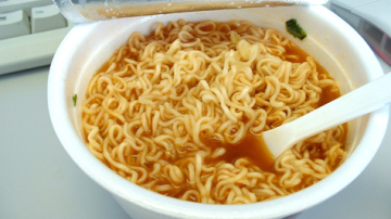 Citiți și niciodată nu mai cumpărați fidea care se gătește rapid!