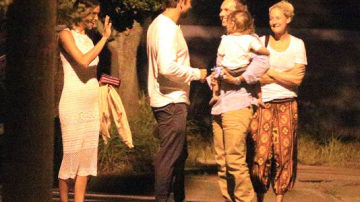 Ирина Шейк посетила родителей Брэдли Купера и засветила округлившийся живот