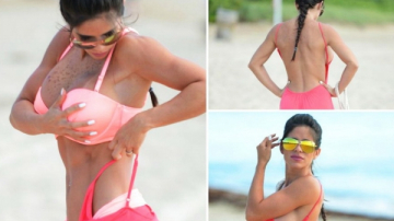 Aparitie de senzatie, la plaja! De ce toata lumea s-a uitat la bustul si la abdomenul ei - FOTO