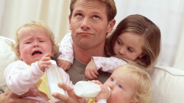 Ребёнок с папой. Что делать, если муж не помогает с ребёнком?