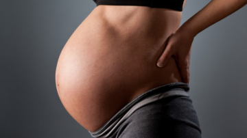 Что делать в случае преждевременного излития вод при доношенной беременности (37+ недель)?