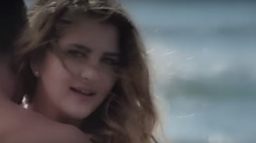 Певица Dara снялась топлес в своем новом клипе