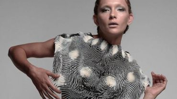 Создана женская накидка, трансформирующаяся под взглядом мужчин