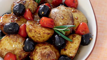 Salată caldă de cartofi și roșii cherry