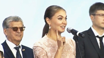 Алина Кабаева озадачила прессу золотым кольцом на безымянном пальце