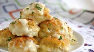 Chiftelute din carne de găină cu sos de cașcaval și frișcă