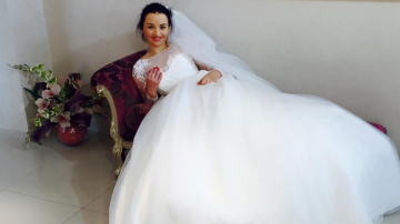 S-a logodit, iar astazi a probat rochia de mireasa!