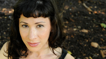 45-летняя танцовщица показала трюки на шесте на позднем сроке беременности