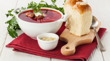 Украинский борщ на смальце, с пампушками