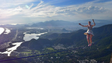 Американка на каблуках прошла по канату над пропастью