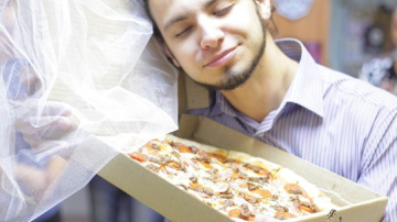 Молодой человек из Томска от одиночества женился на пицце