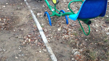 В Кишиневе детские качели установили среди грязи и камней