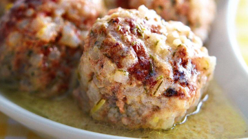 Chifteluțe cu orez în sos de ouă