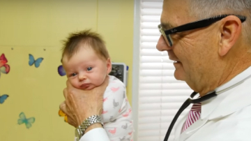 Metoda simplă prin care un pediatru reuşeşte să oprească bebeluşii din plîns aproape instantaneu