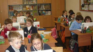 Elevii alolingvi din ţară vor învăţa geografia şi istoria în limba română