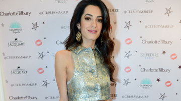 Снова в форме: Амаль Клуни развеяла слухи о своей беременности