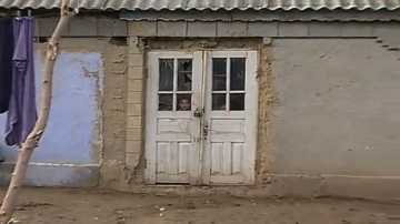 Мать с шестью детьми живет в разваливающемся доме после смерти мужа